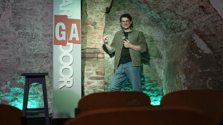 Sam Jongenotter (27) is tekstschrijver én beginnend stand-upcomedian: ‘Ik had niet verwacht dat het zo goed zou voelen’